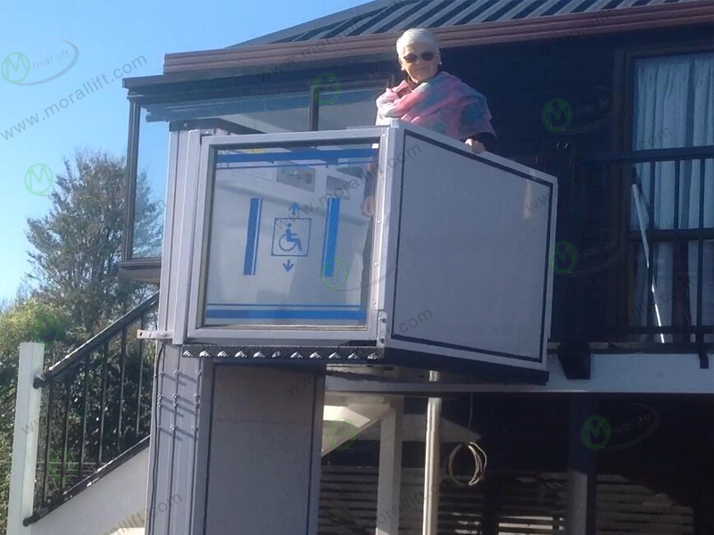 Aluminum wheelchair lift
