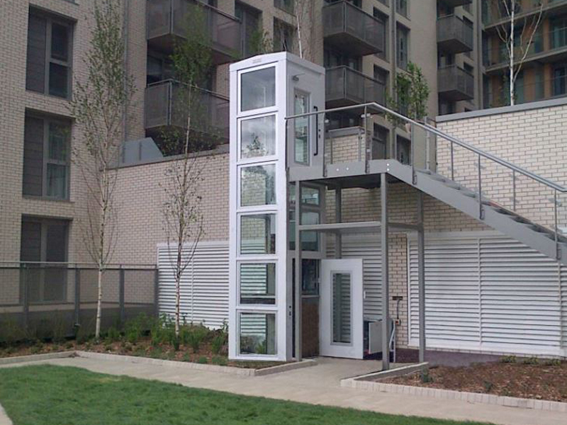 Aluminum wheelchair lift
