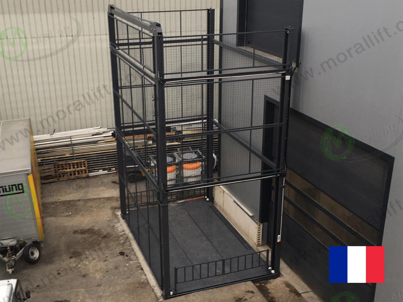 Four post lift with protective cage