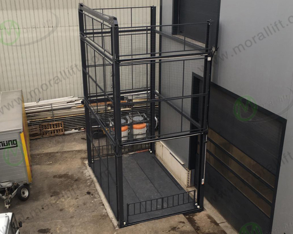 Four post car lift