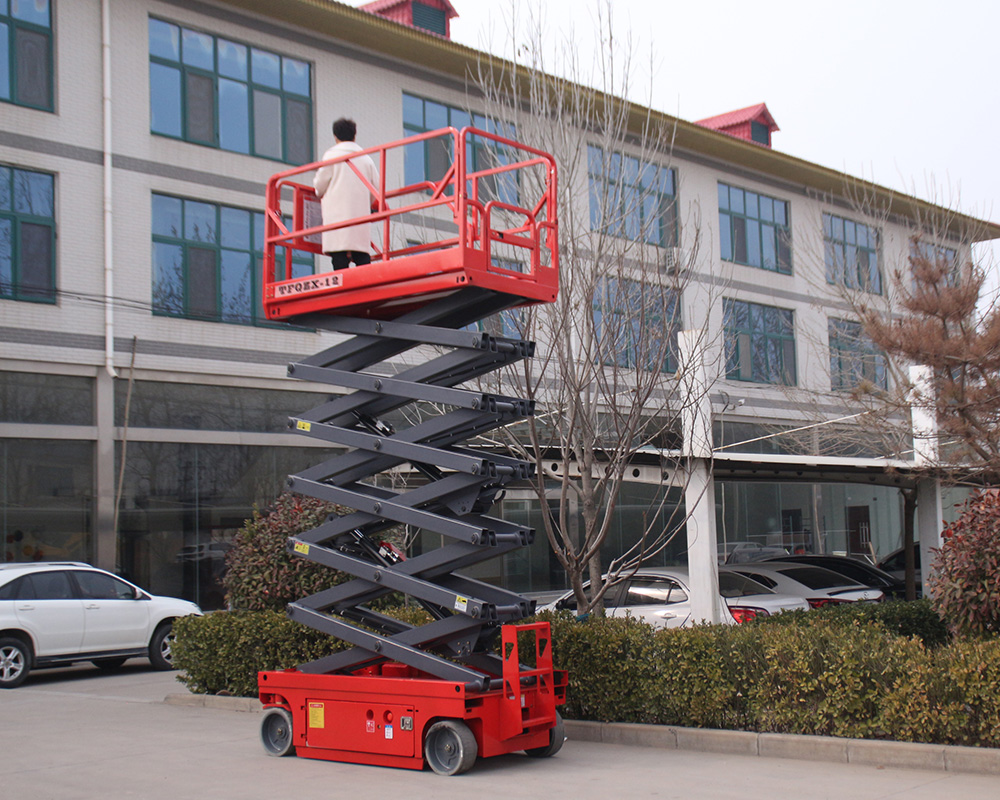 Self-propelled scissor lift