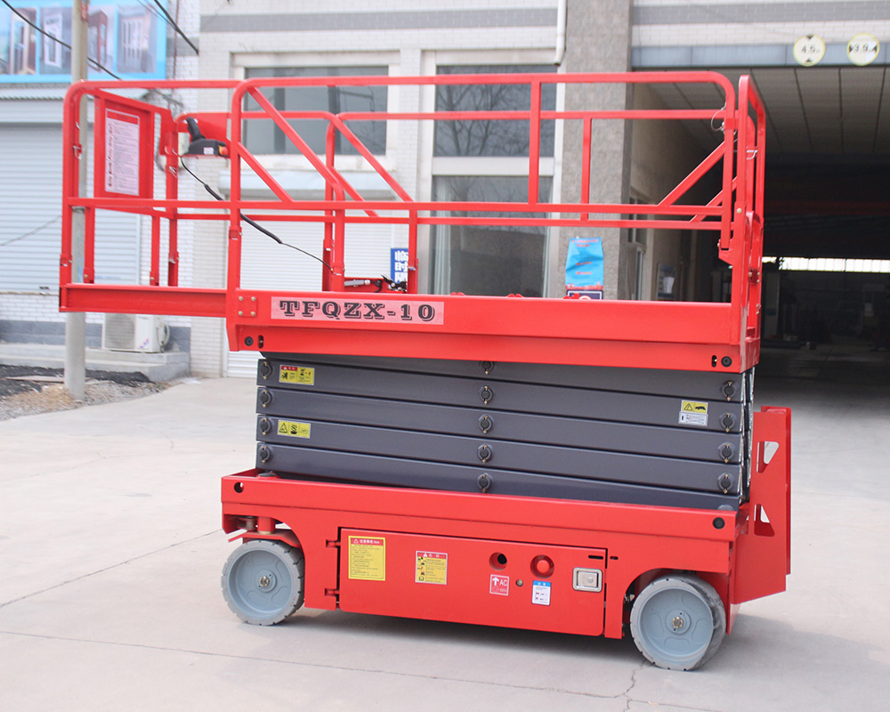 Self-propelled scissor lift