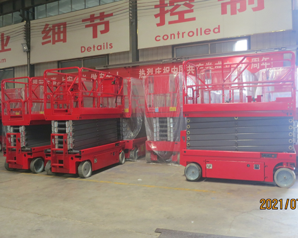 Self-propelled scissor lift