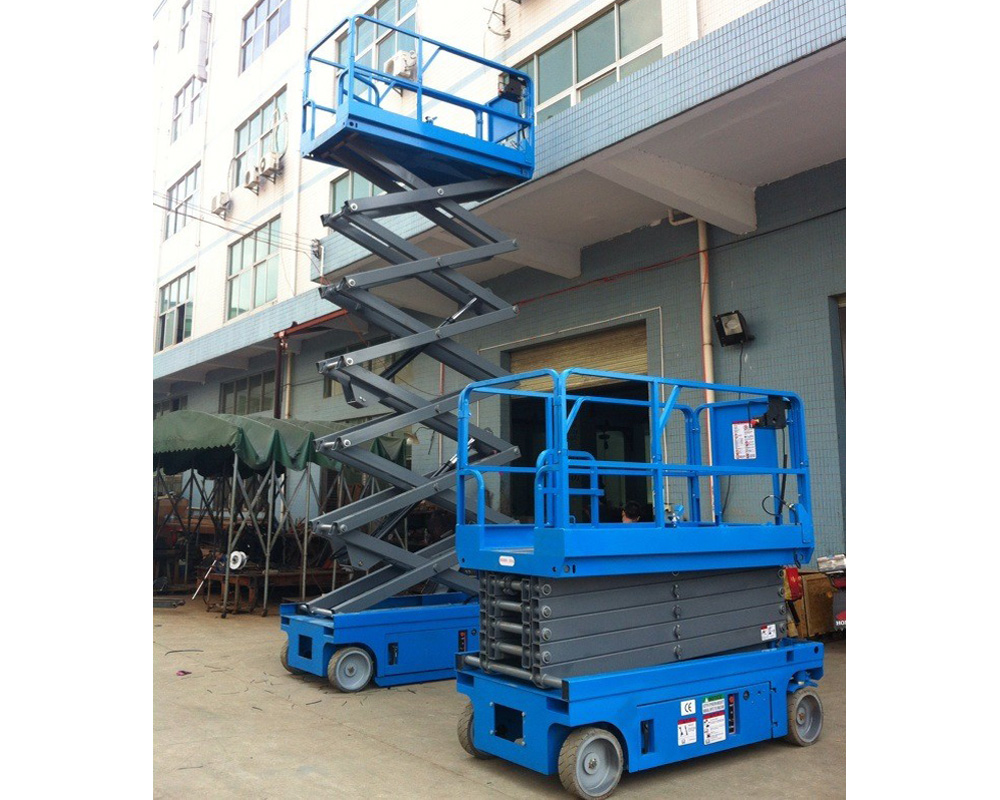 Self-propelled scissor lift