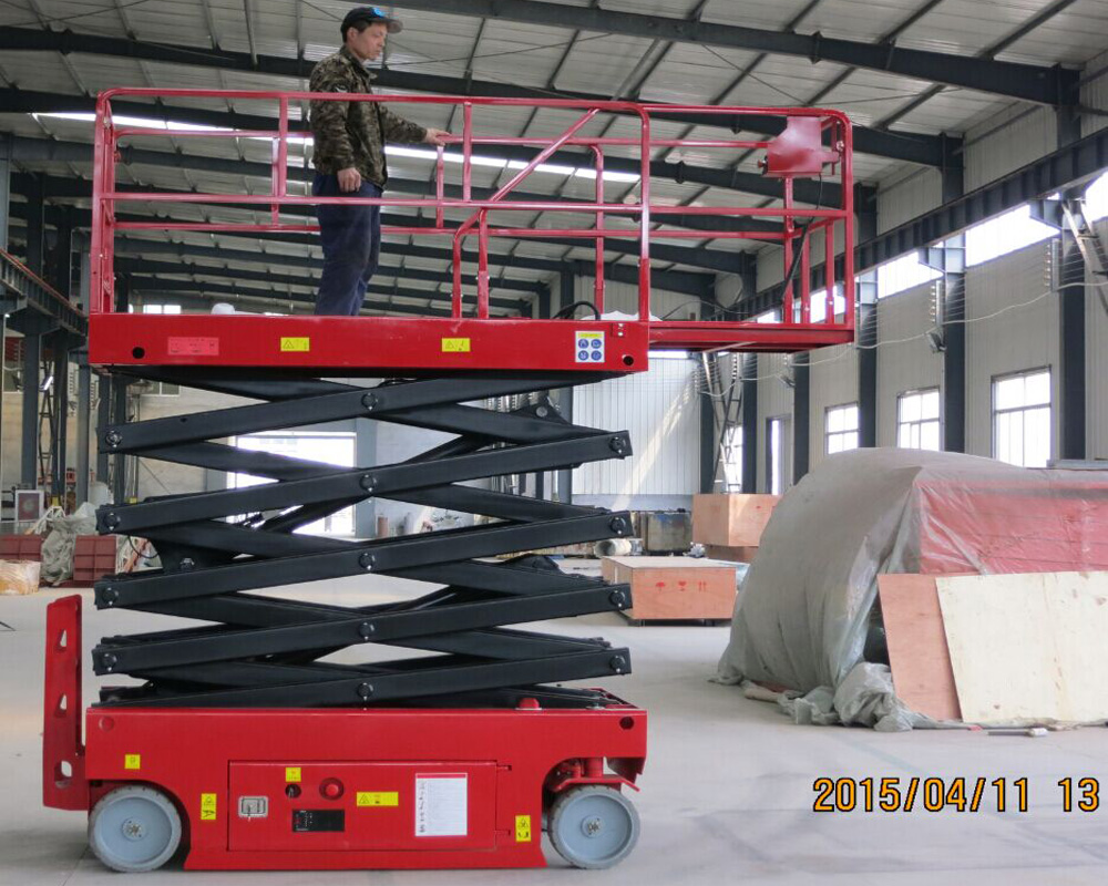 Self-propelled scissor lift
