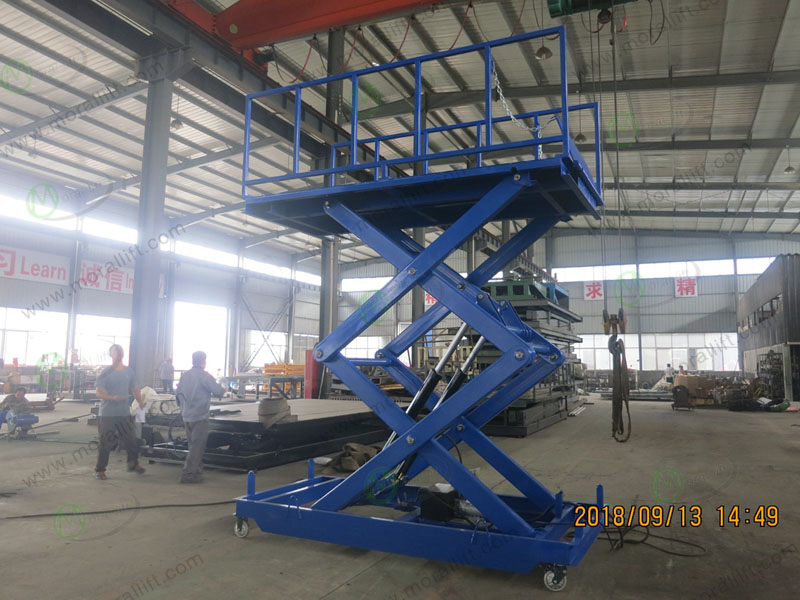 Scissor dock lift platform