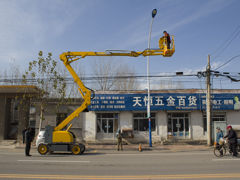 Self-propelled articulating boom lift