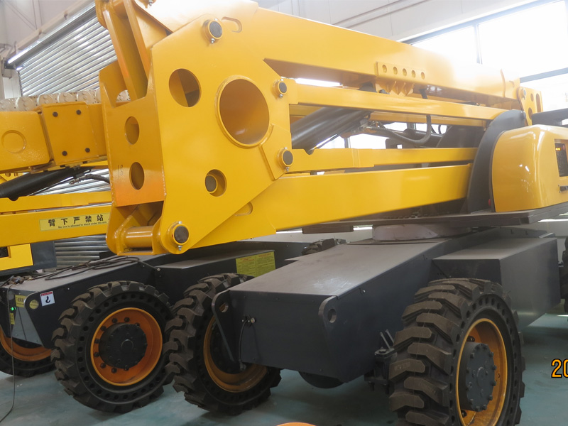 Self-propelled articulating boom lift