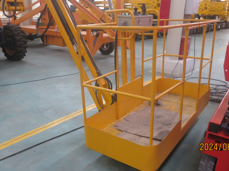 Self-propelled articulating boom lift
