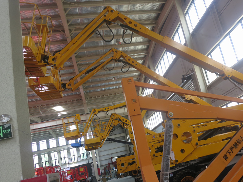 Self-propelled articulating boom lift